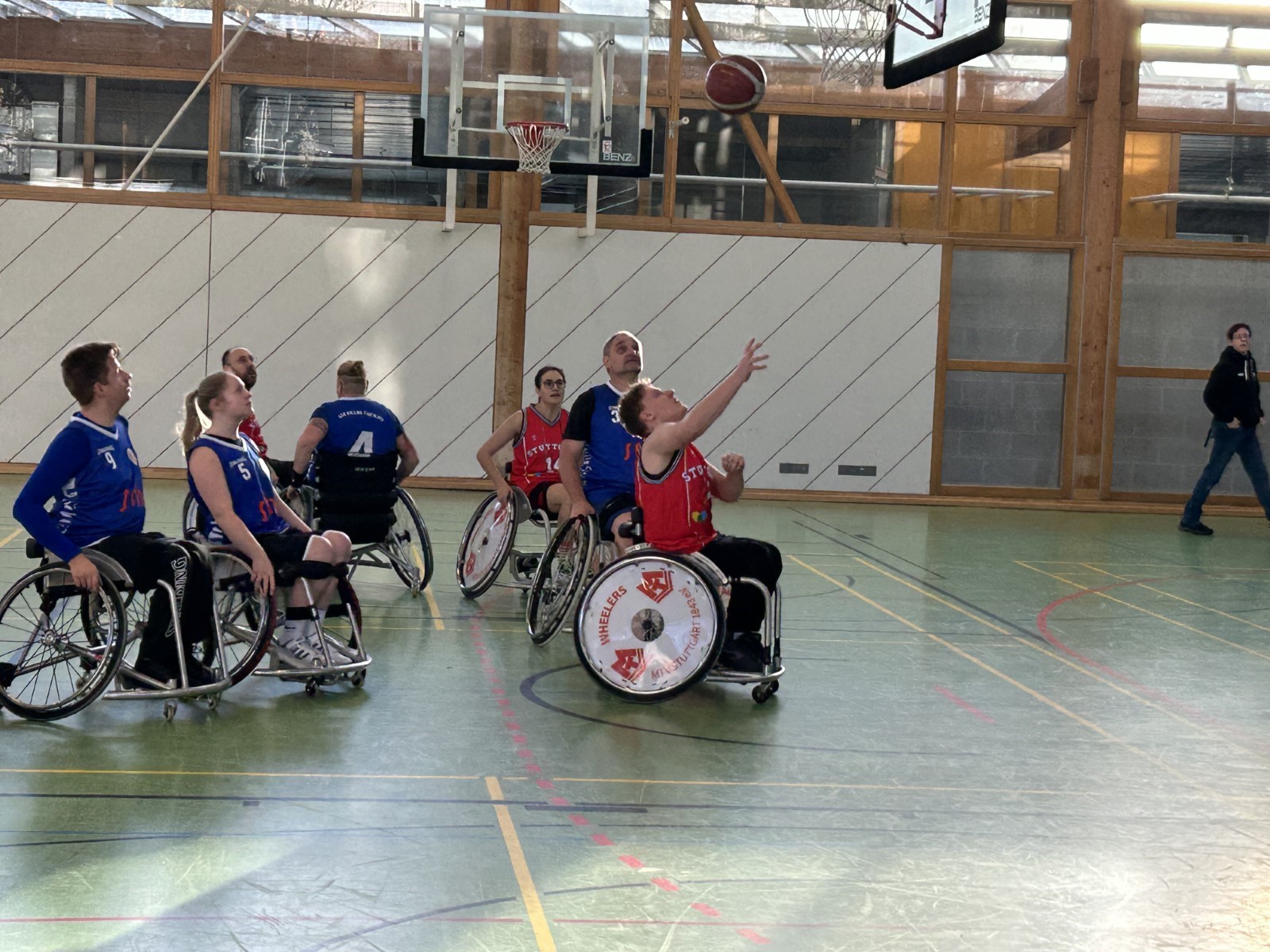 Korbwurf durch Henry Pierer, Spieler der „Wheelers“ des MTV Stuttgart 1843 e.V. beim letzten Rollstuhlbasketball-Turnier im Dezember 2023.