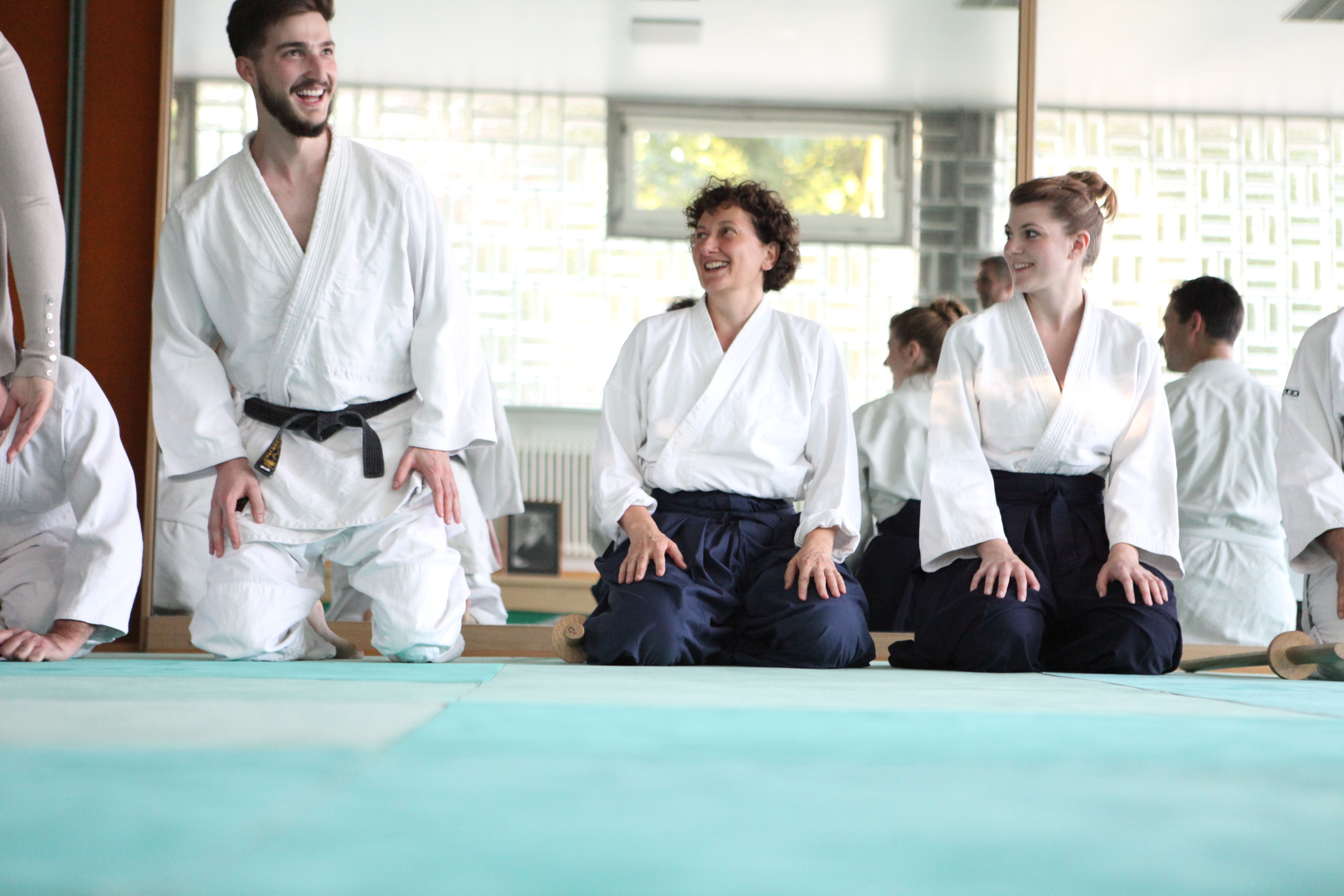 Aikido macht Spass - lachende männliche und weibliche Aikidoka beim Training