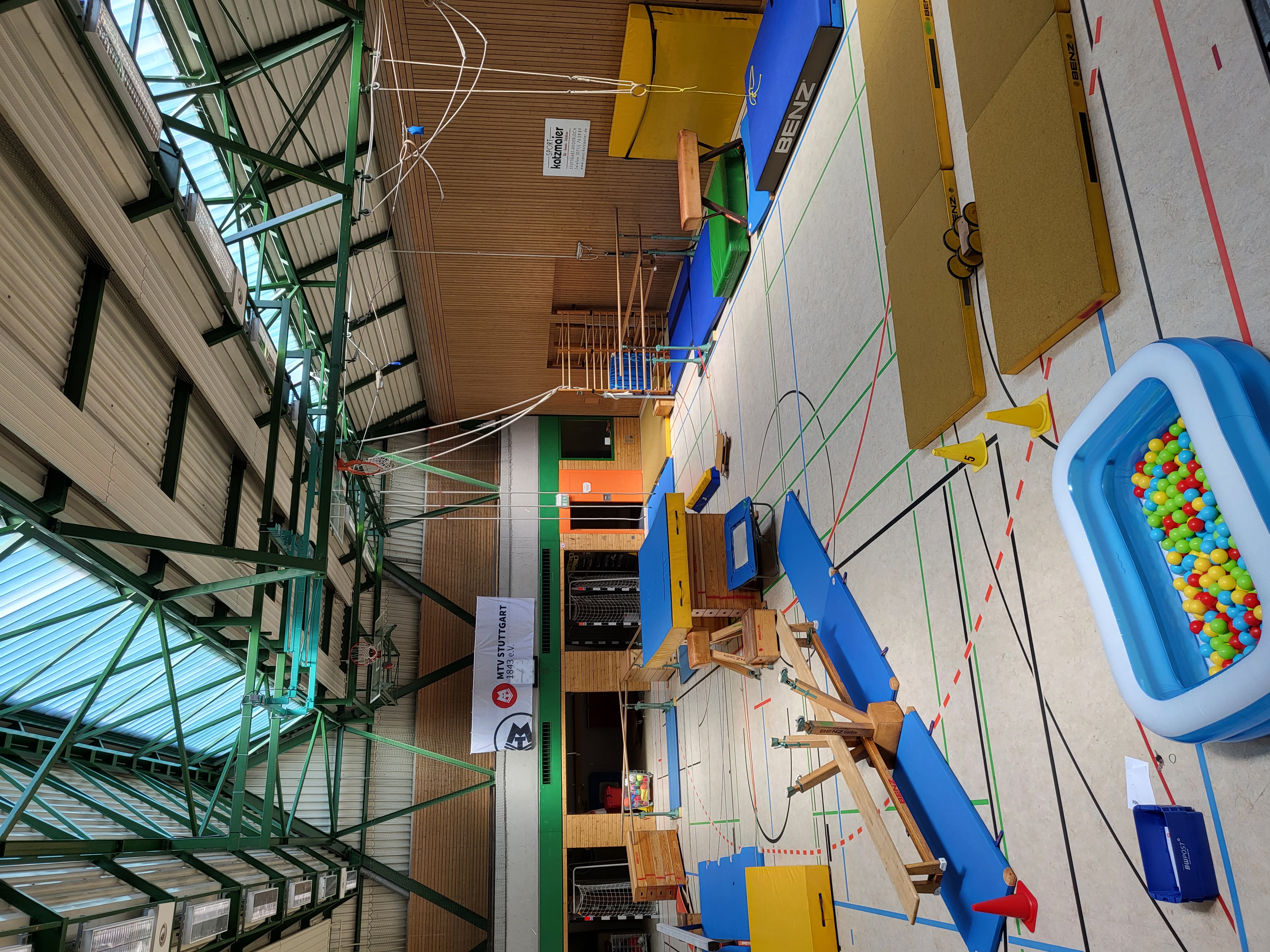 Das Bild zeigt den Turnparcours der Kindersport beim Bürgerfest West 2022. Es sind viele verschiedene Stationen in der Turnhalle aufgebaut.