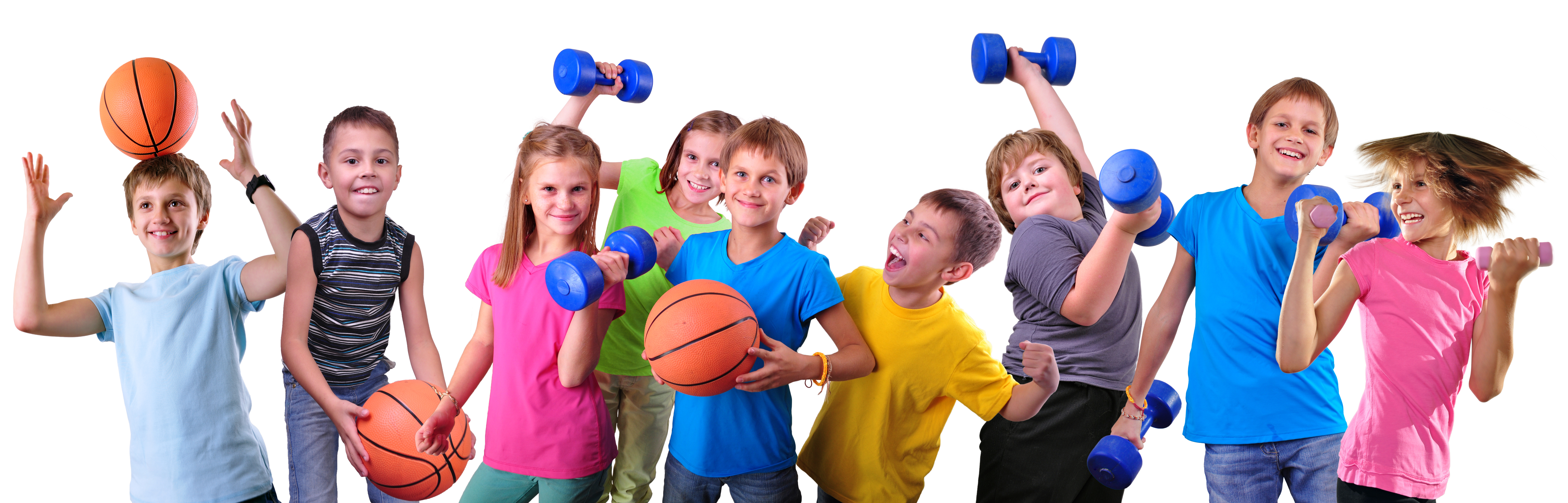 Das Bild zeigt 9 Kinder, die Basketbälle und Kurzhanteln in den Händen haben. Sie sind in Bewegung und lachen in die Kamera.